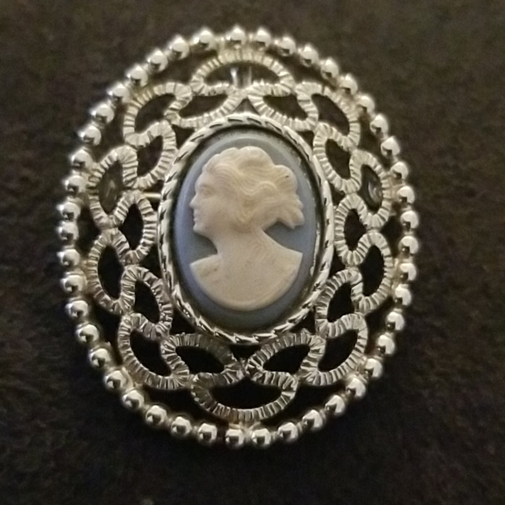 Vintage Sara Coventry Cameo Lady Brooch/Pendant